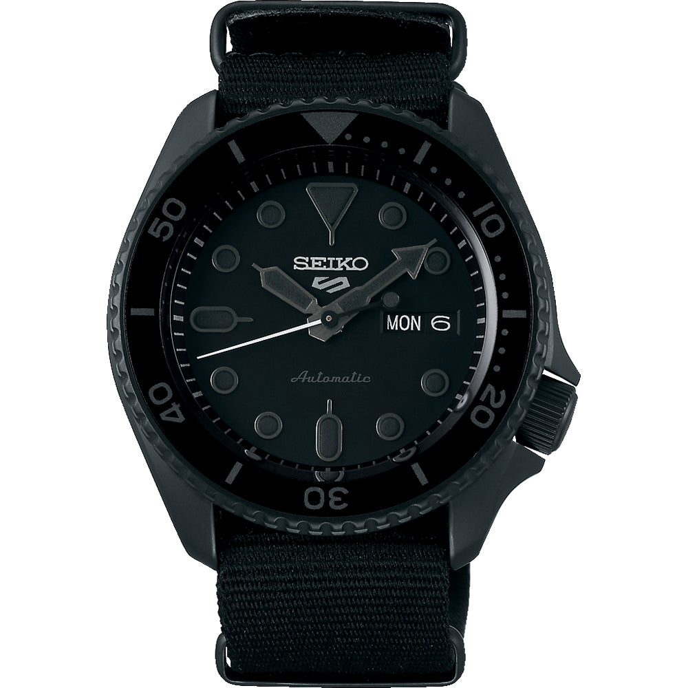 Zwart heren horloge met automatische beweging, ronde wijzerplaat, zwarte band en dag- en datumweergave.