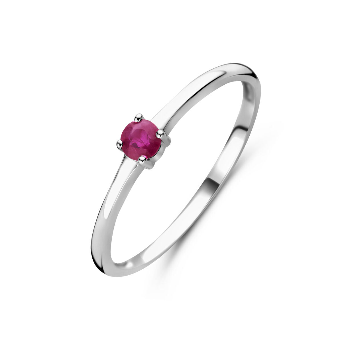 De Van der Kooij Collectie ring met geboortesteen robijn juli is een gerhodineerde 925 zilveren damesring met een kleine ronde roze steen in een eenvoudige zetting, weergegeven op een witte achtergrond.