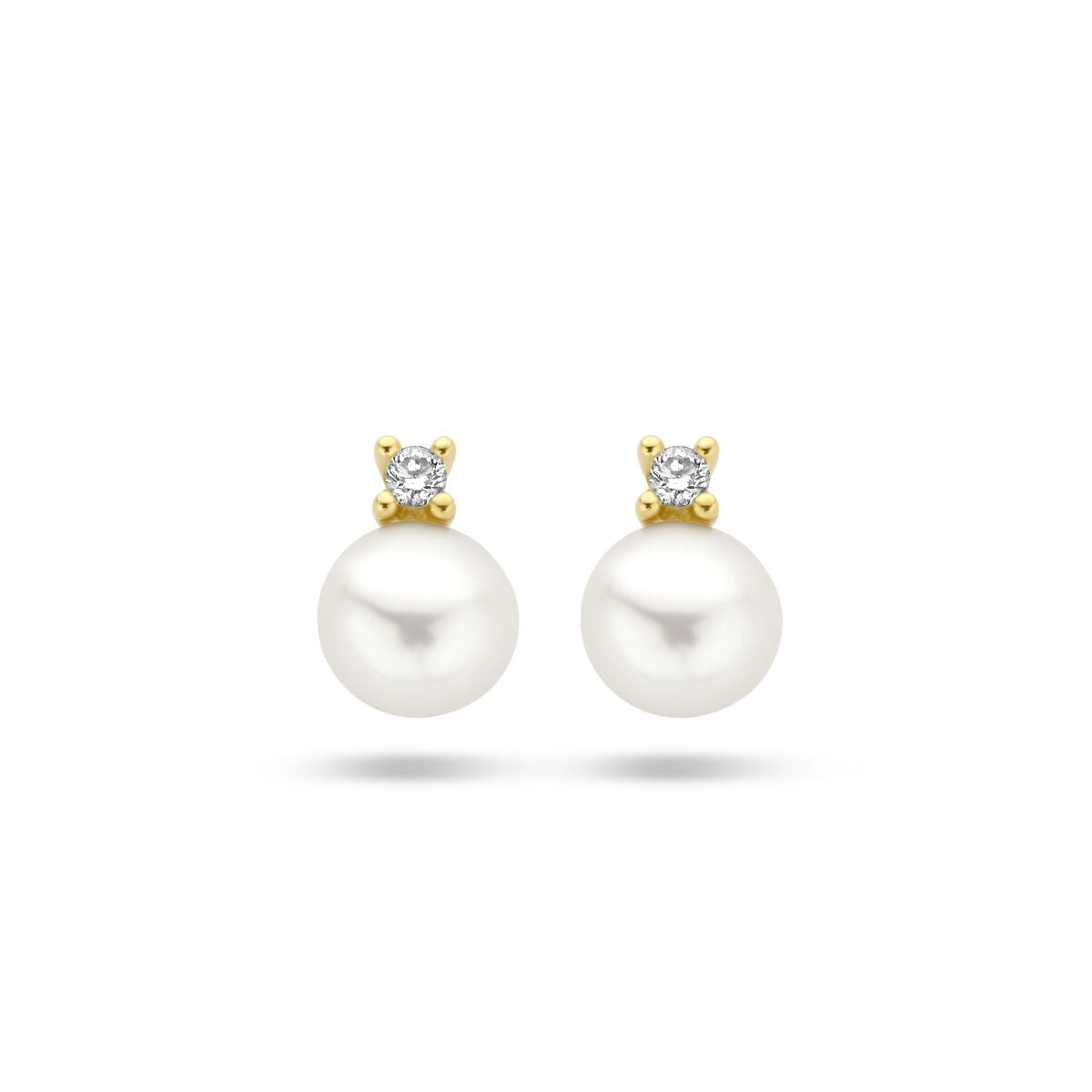 Van der Kooij Collectie oorknoppen parel en diamant 0.02ct (2x 0.01ct) h p1 in 14K geelgoud met ronde witte parels en kleine diamanten boven elke parel, getoond op een witte achtergrond.