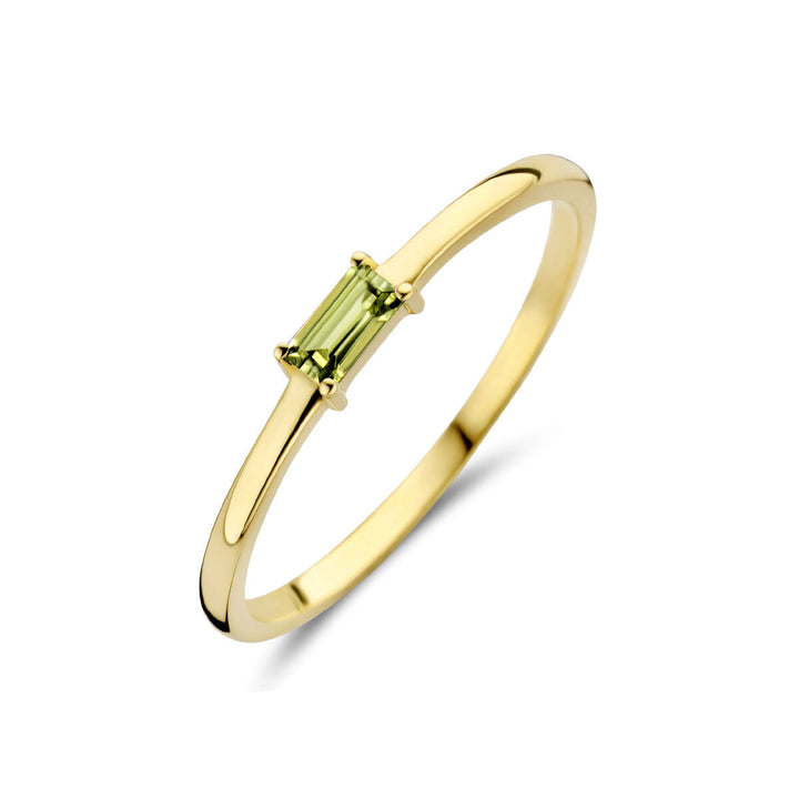 De Van der Kooij Collectie ring met geboortesteen peridot augustus in 14K geelgoud heeft een rechthoekige groene peridot in het midden-een elegant cadeau voor geboortemomenten, gepresenteerd op een witte achtergrond.