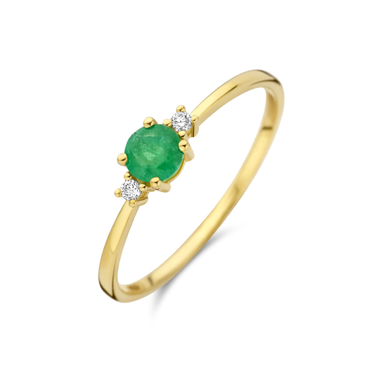 De Van der Kooij Collectie ring trilogie smaragd en diamant 0.03ct (2x 0.015ct) h p1 is een delicate 14K geelgouden ring met een ovale smaragd in het midden en twee diamanten op een dunne band, afgebeeld tegen een witte achtergrond.