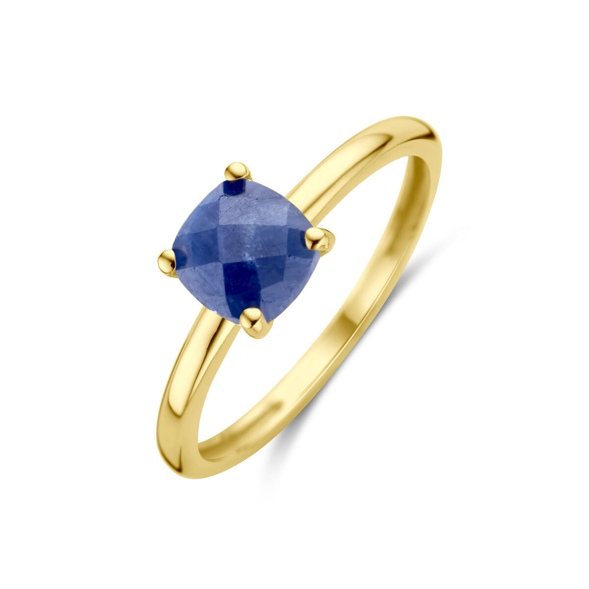 De ring saffier 14K geelgoud uit de Van der Kooij Collectie heeft een cushion-cut blauwe saffier, stijlvol in vier pinnen gezet en elegant gepresenteerd op een witte achtergrond.
