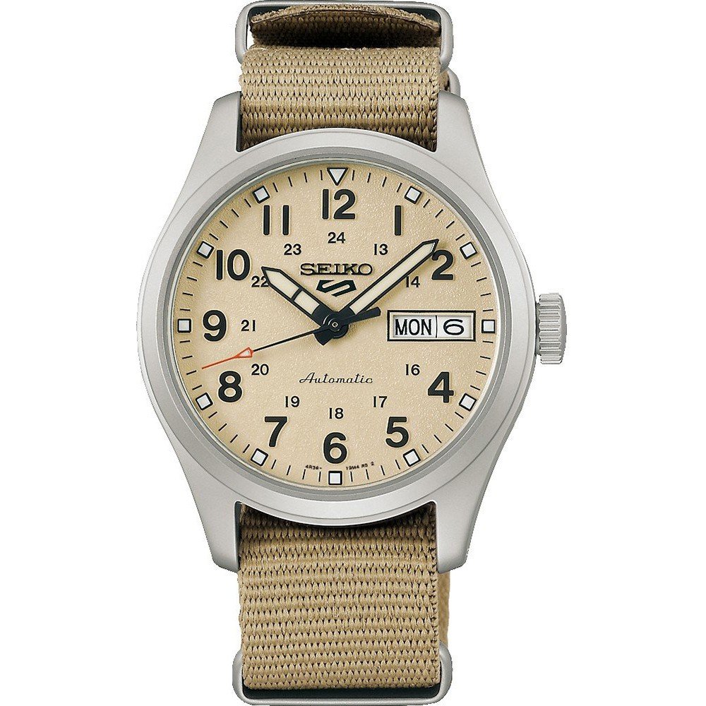 Heren horloge met een beige wijzerplaat, zilveren kast en een khaki nylon band, voorzien van dag- en datumaanduiding.