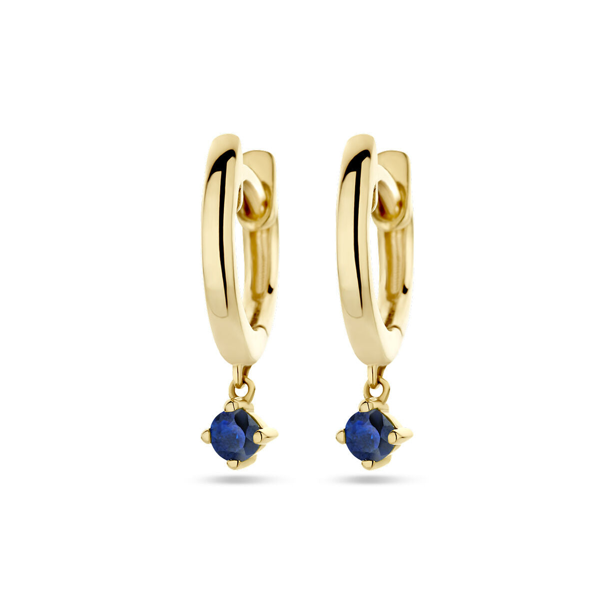 De klapoorringen saffier 14K geelgoud van Van der Kooij Collectie hebben kleine ronde saffieren in prong zettingen en zijn afgebeeld op een witte achtergrond.
