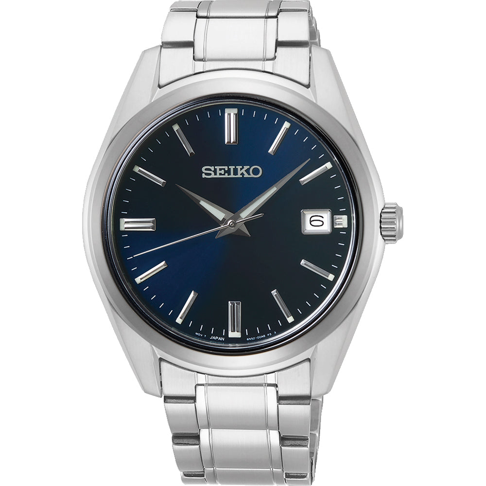 Zilveren heren horloge met blauwe wijzerplaat, datumaanduiding en stalen band.