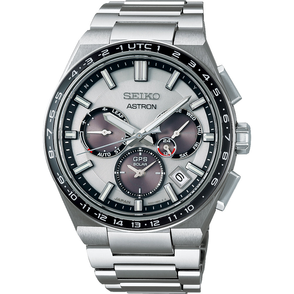 Heren horloge van staal met een zwarte en grijze wijzerplaat, chronograaffunctie en UTC-indicator.