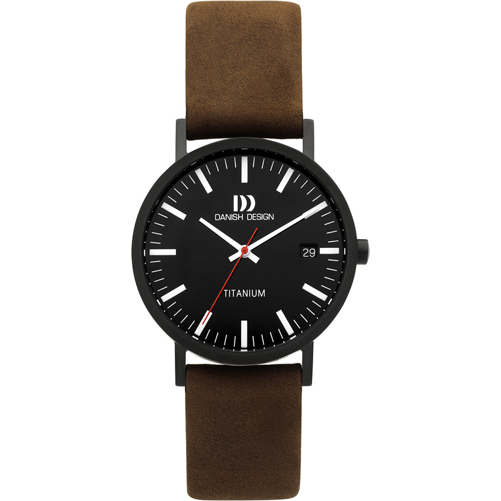 Zwart titanium horloge met een zwarte wijzerplaat, witte indexen en een bruine leren band.