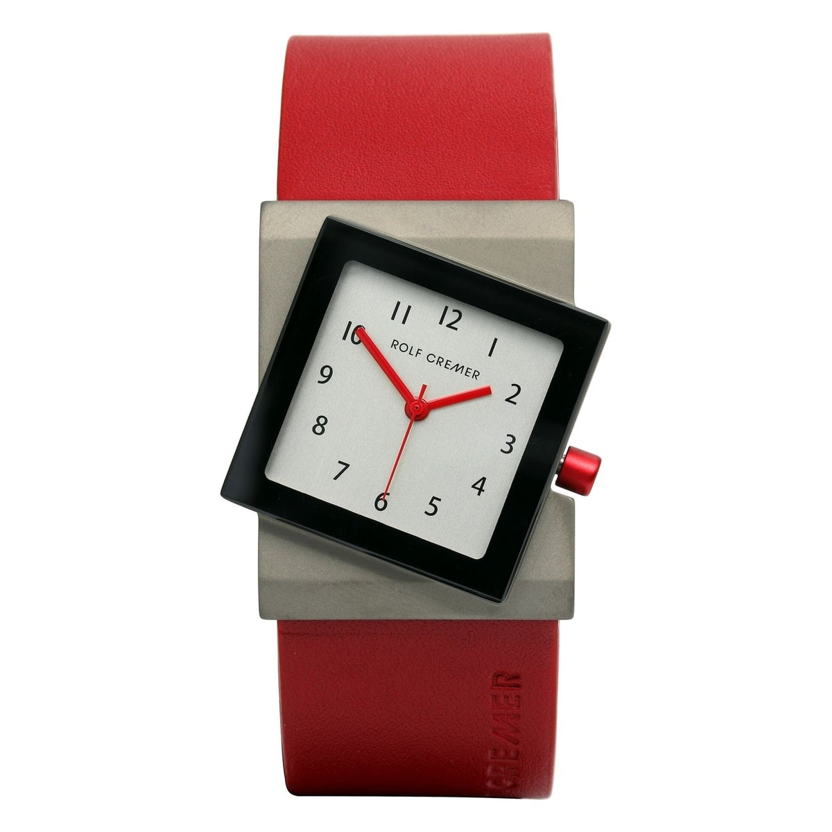 Zilveren horloge met vierkante wijzerplaat, witte achtergrond, zwarte rand en rode leren band.