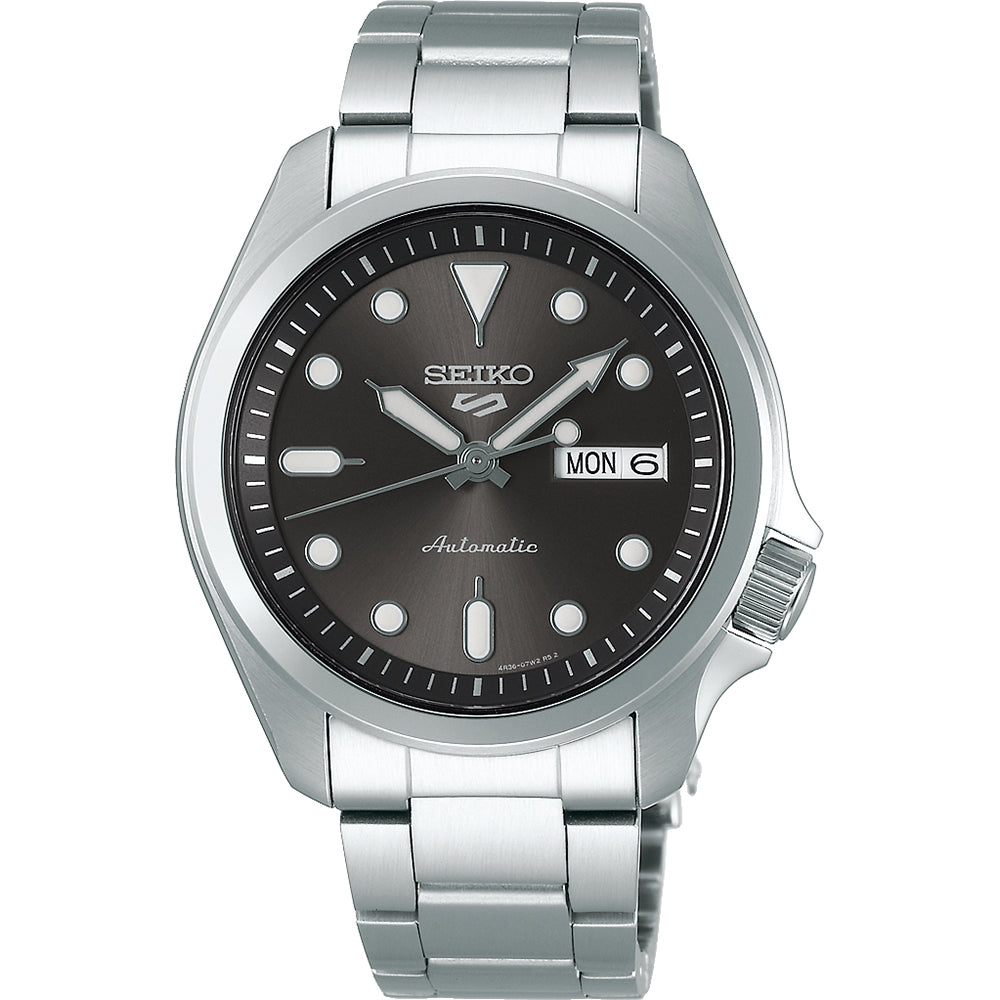 Zilveren heren horloge met een zwarte wijzerplaat, automatische beweging en datumaanduiding.