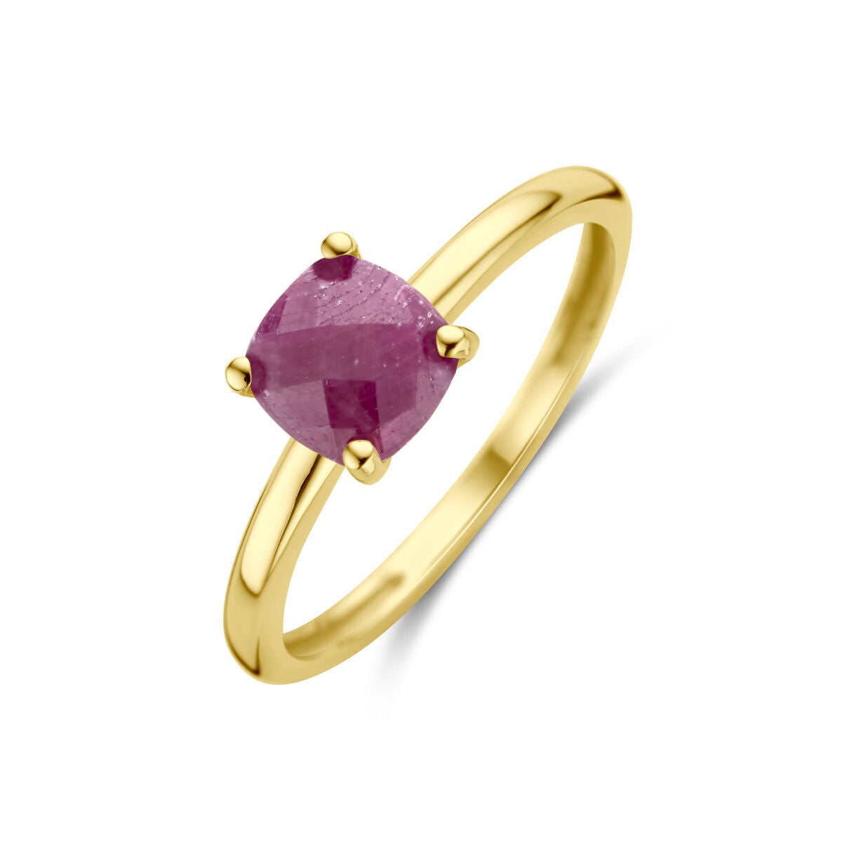 Ring met een robijn in een vierkante slijpvorm, gezet in 14K geelgoud.