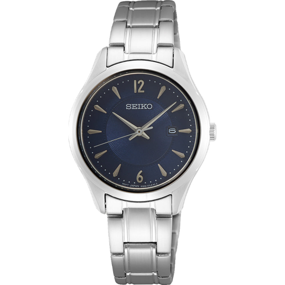 Zilveren dames horloge met een blauwe wijzerplaat en gouden cijfers.