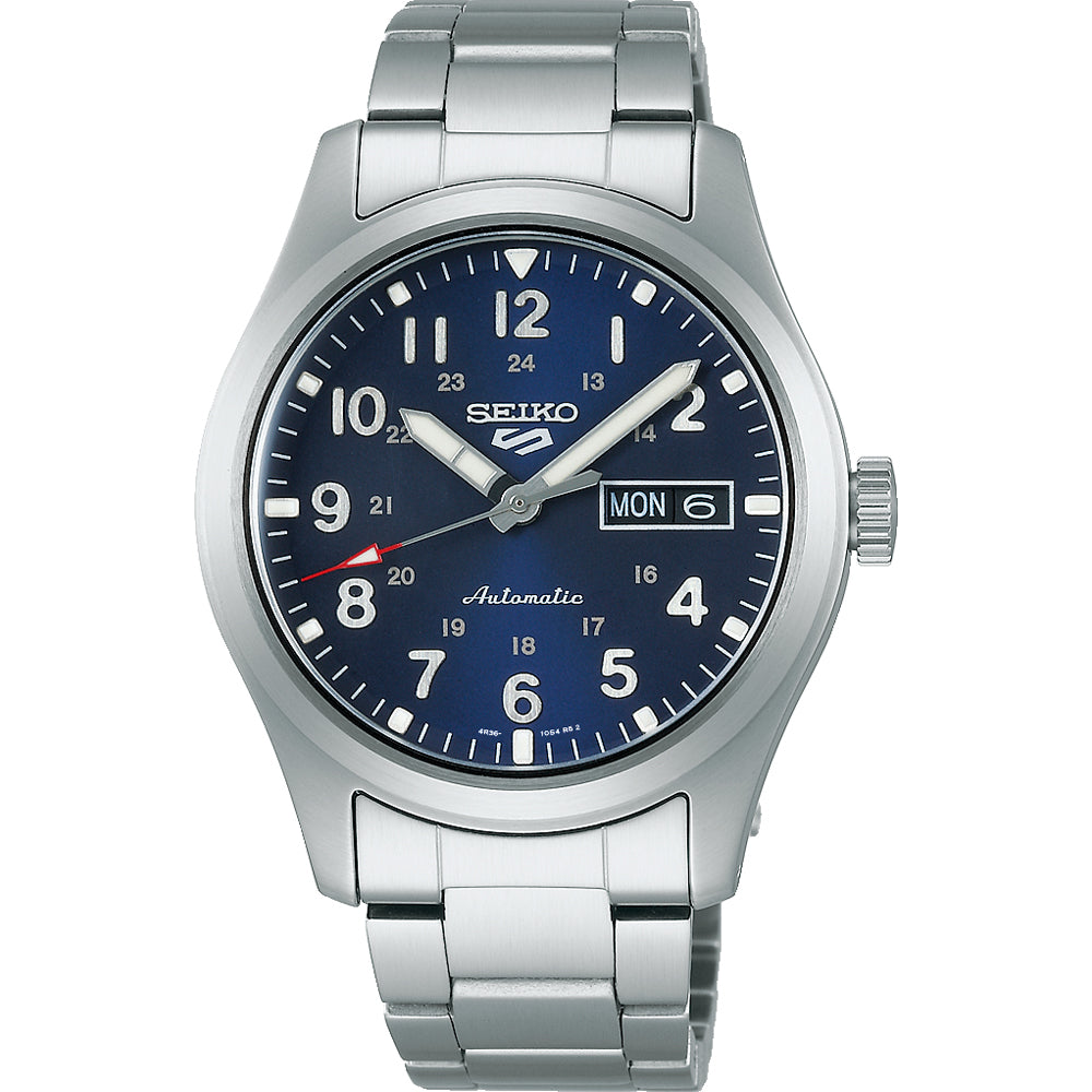 Zilveren Seiko 5 Sports heren horloge met blauwe wijzerplaat, automatische beweging en datumaanduiding.