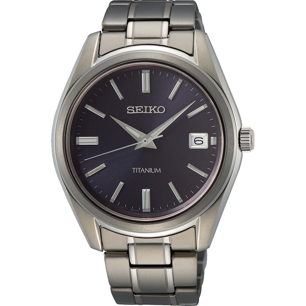 Het Seiko heren horloge SUR373P1 heeft een zilveren titanium kast, een donkergrijze wijzerplaat met zilveren markeringen en wijzers, een datumweergave op 3 uur en een strakke, gekoppelde band.