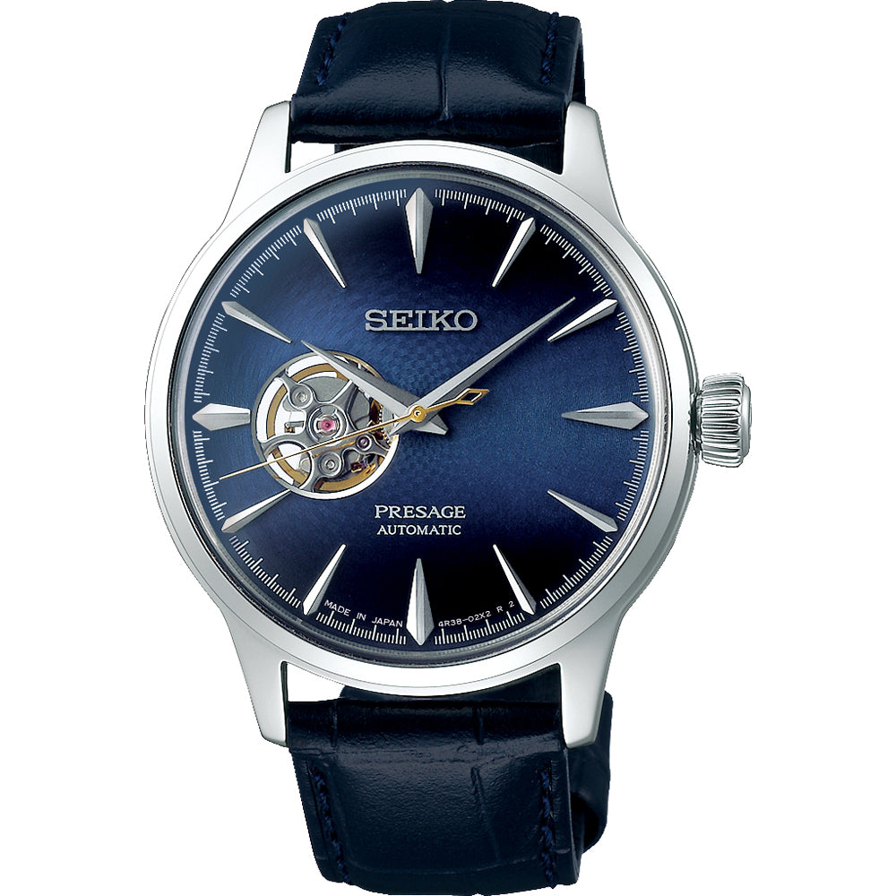 Het Seiko Presage herenhorloge SSA405J1 heeft een automatisch uurwerk, een diepblauwe semi-skelet wijzerplaat, zilveren uurmarkeringen en een blauwe leren band, waardoor klassieke charme wordt gecombineerd met moderne stijl.