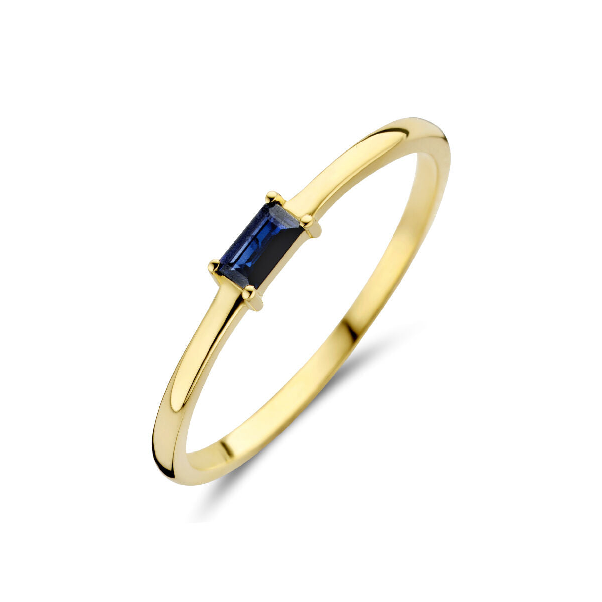Een delicate 14K geelgouden ring met geboortesteen saffier voor september, van Van der Kooij Collectie, met een horizontaal geplaatste rechthoekige blauwe steen, gefotografeerd op een witte achtergrond.