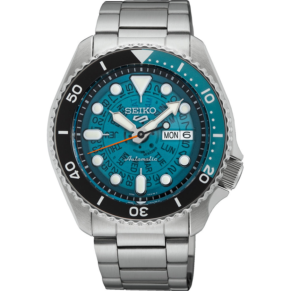 Het Seiko 5 Sports herenhorloge SRPJ45K1 voor heren heeft een roestvrijstalen band, blauwe wijzerplaat en zwarte lunette met witte cijfers. Lichtgevende markeringen en wijzers versterken de stijl. Met een dag-datumweergave en waterdichtheid van 10ATM is dit Seiko-horloge zowel modieus als functioneel.