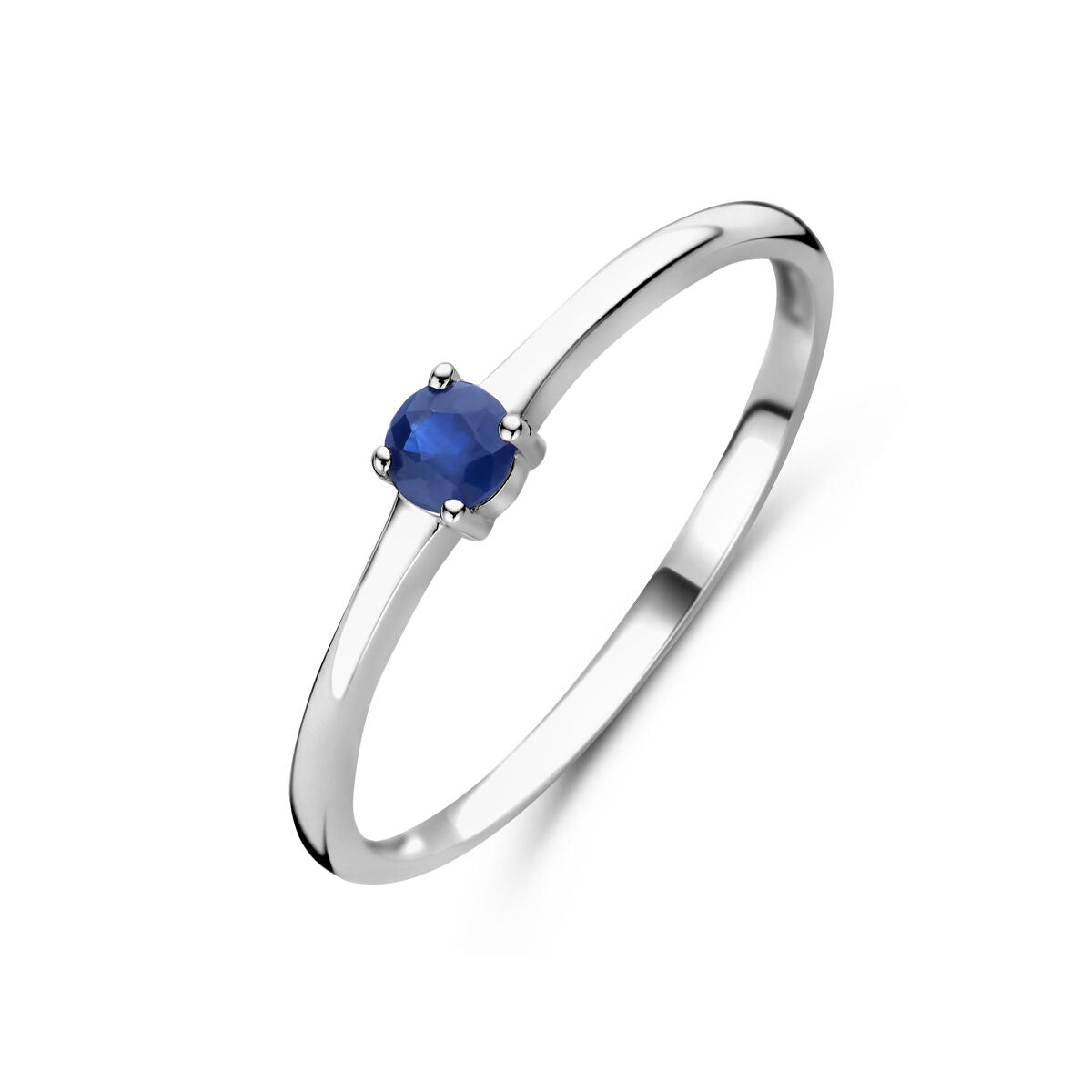Een slanke Van der Kooij Collectie 925 zilveren ring met september geboortesteen saffier in een eenvoudige vierpoot zetting, gerhodineerd en gepresenteerd tegen een witte achtergrond.