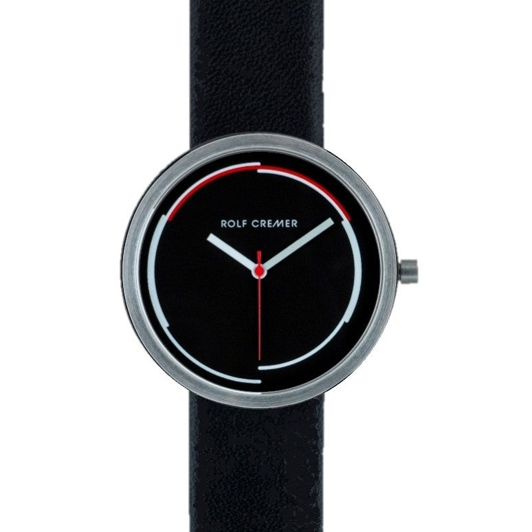 Zwart horloge met ronde wijzerplaat, zilveren kast en leren band, met rode en witte wijzers.