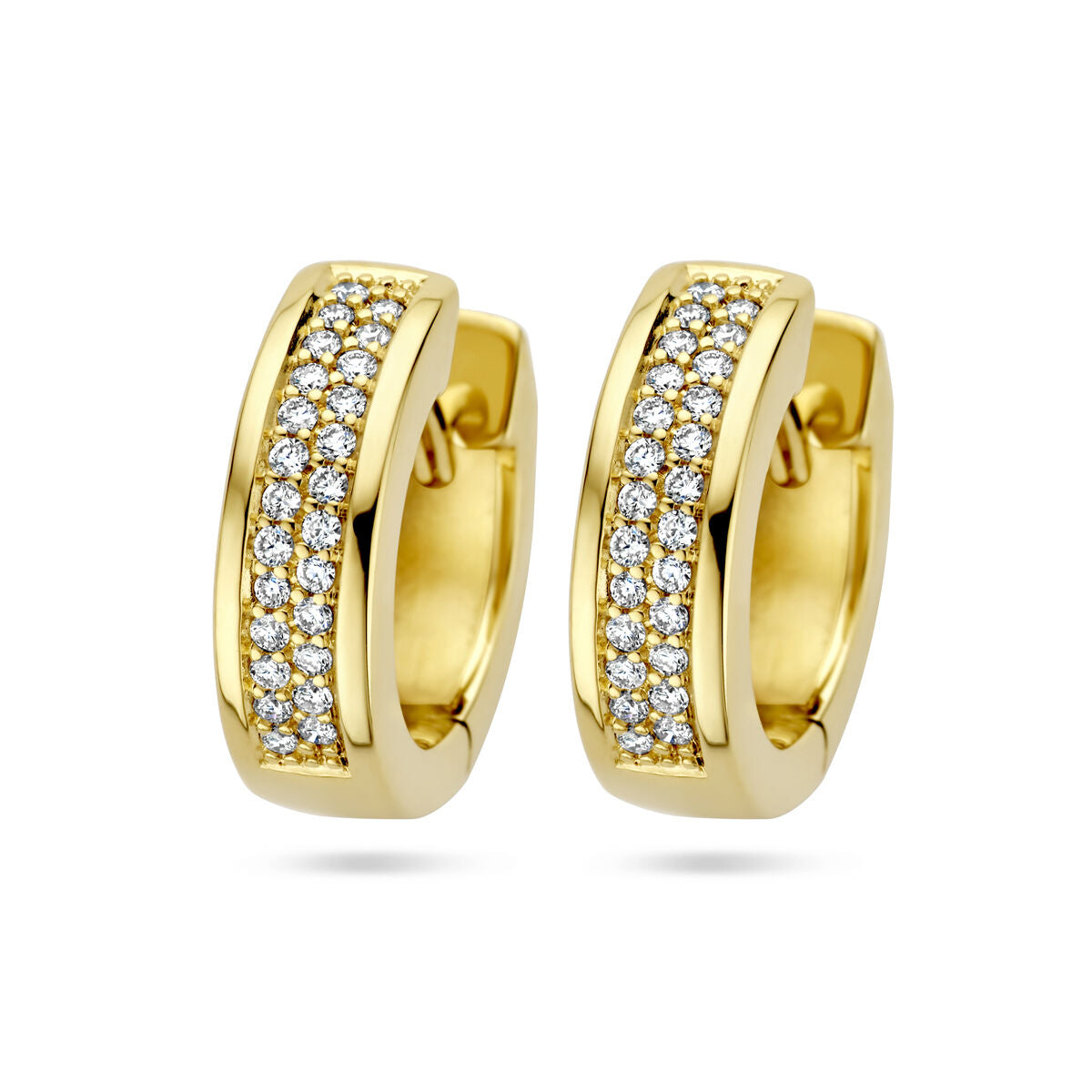 Klapoorringen van 14K geelgoud met een rij van diamanten, totaal 0.25ct, in een moderne, brede stijl.