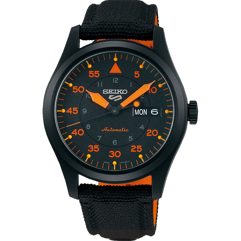 Zwart heren horloge met oranje accenten, automatische wijzerplaat en nylon band.