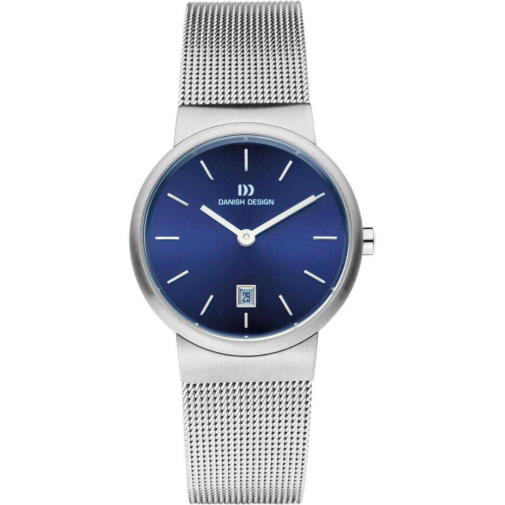 Zilveren horloge met mesh-band en blauwe wijzerplaat, voorzien van indexen en een datumweergave.