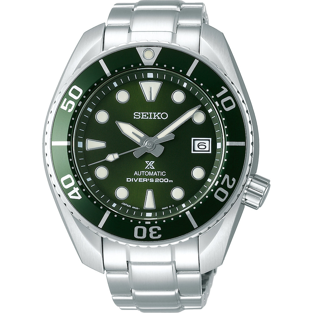 Het Seiko Prospex heren horloge SPB103J1 heeft een groene wijzerplaat, lichtgevende uurmarkeringen en een draaibare lunette met witte cijfers. Dit duikershorloge van roestvrij staal heeft een datumweergave op 3 uur en een automatisch mechanisme, met een waterbestendigheid van 200 meter.