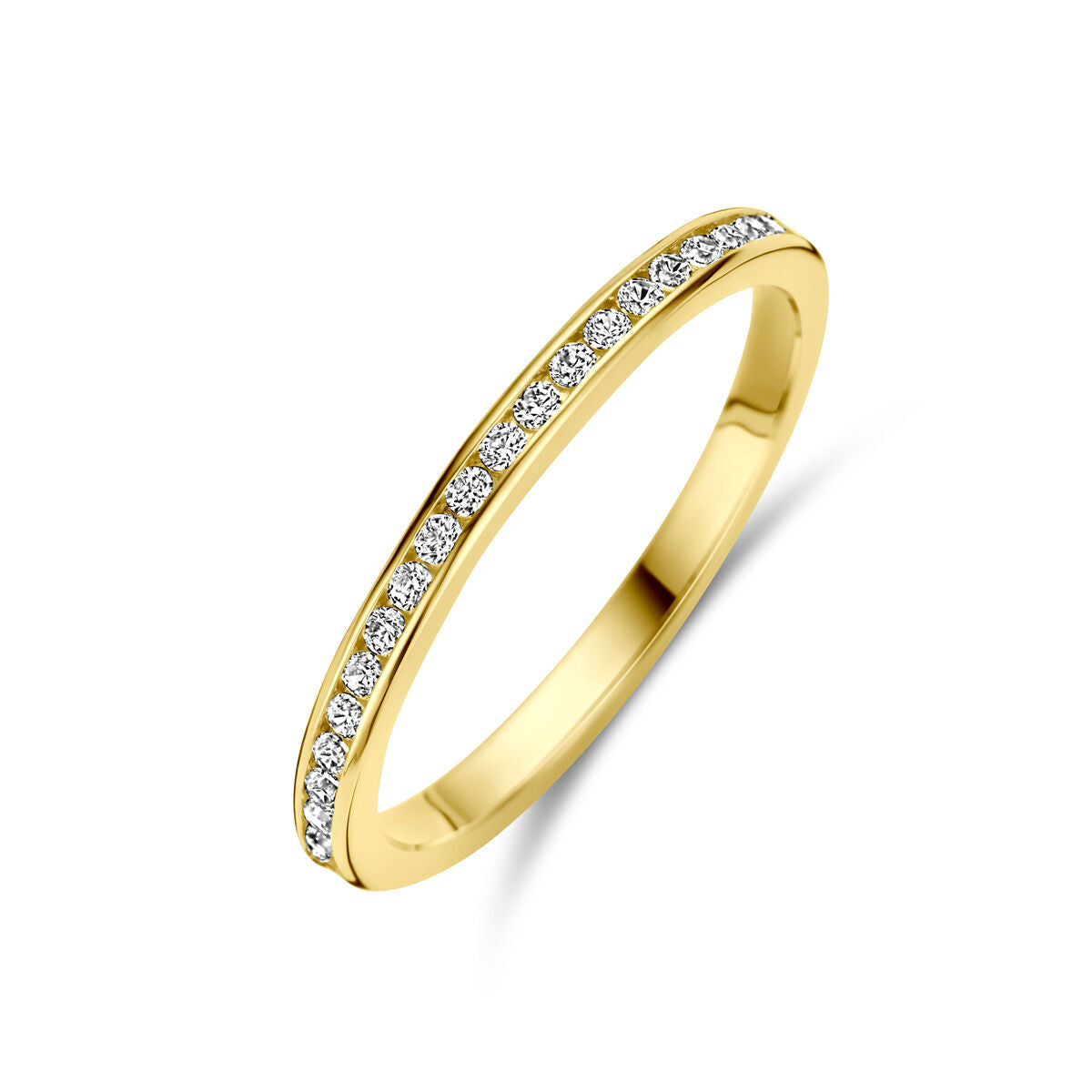 De aanschuifring zirkonia 14K geelgoud van Van der Kooij Collectie heeft een slanke 14K geelgouden band met een rij transparante zirkonia's langs de bovenkant, weergegeven op een witte achtergrond.
