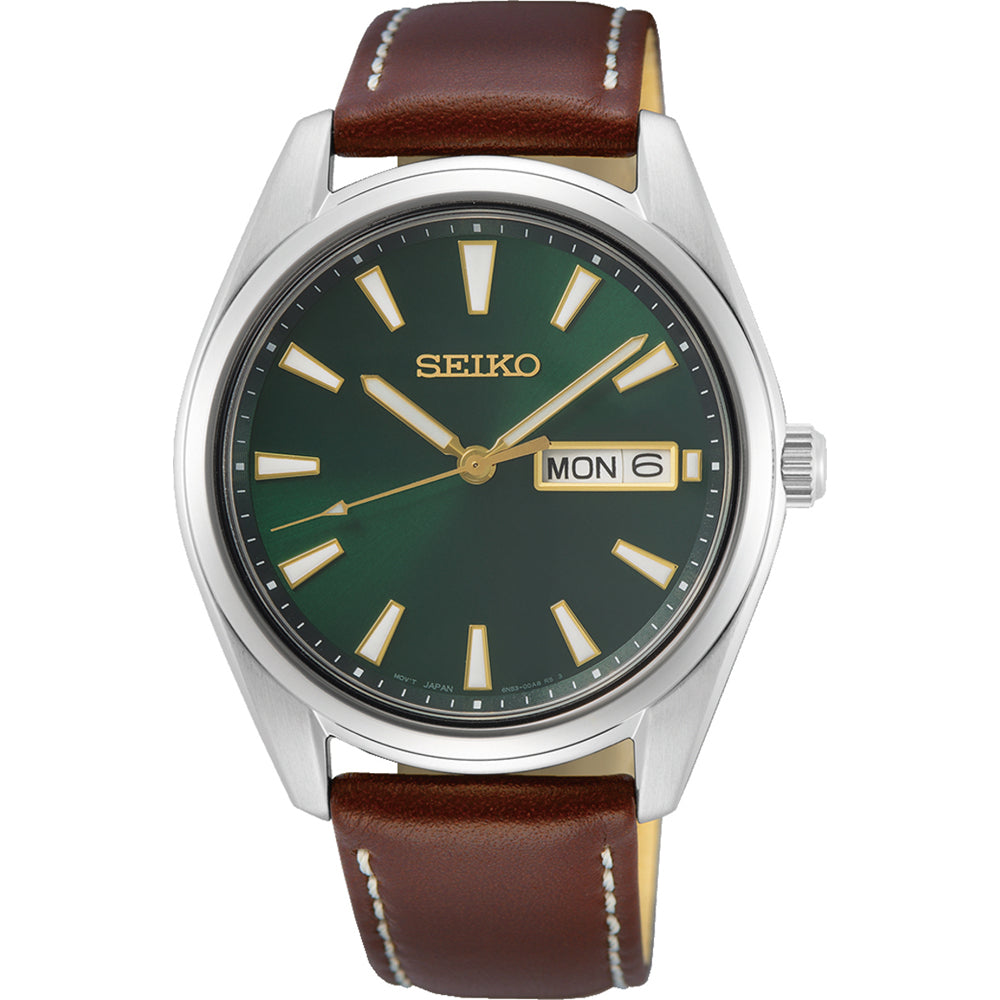 Heren horloge met groene wijzerplaat, zilveren kast, bruine leren band en dag- en datumaanduiding.