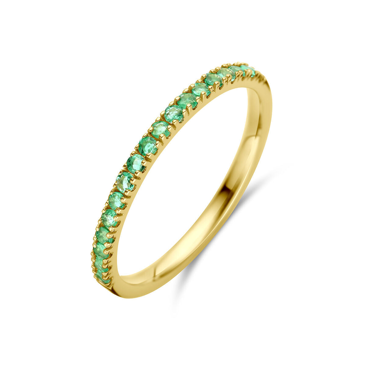Een delicate 14K geelgouden ring met geboortesteen smaragd uit de Van der Kooij Collectie, met een rij kleine, ronde groene edelstenen langs de bovenzijde-een elegante mei-ring op een witte achtergrond.