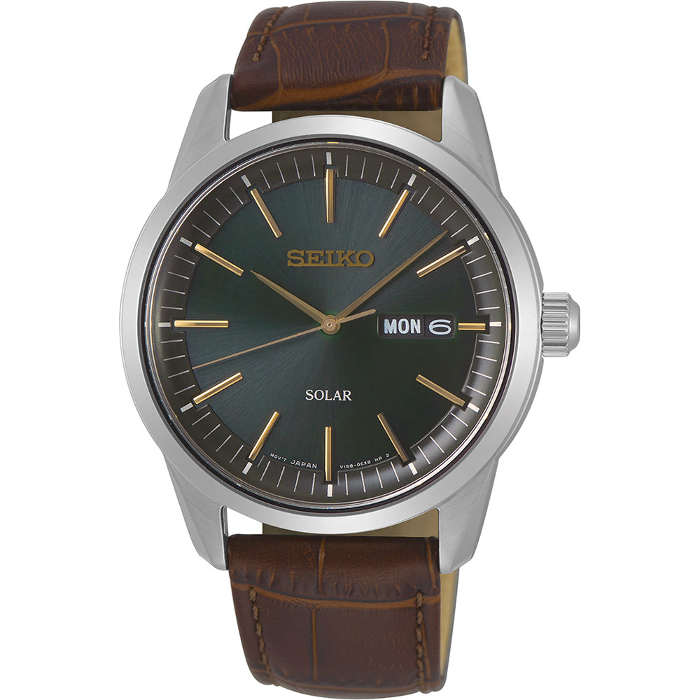 Heren horloge met groene wijzerplaat, zilveren kast, en bruine leren band, voorzien van dag- en datumaanduiding.