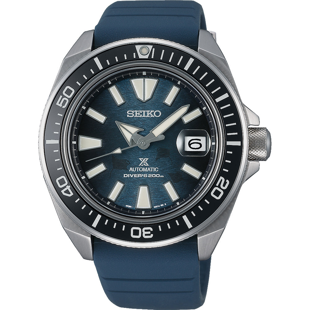 Heren horloge met blauwe rubberen band, zilveren kast, zwarte wijzerplaat en datumweergave.