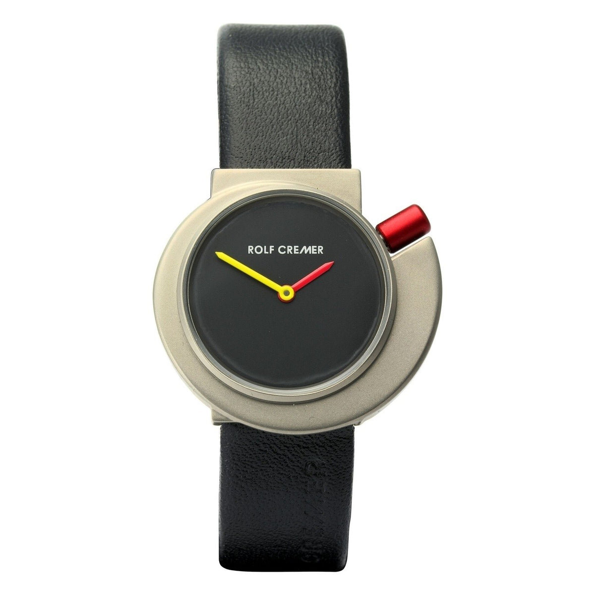 Zwart horloge met ronde wijzerplaat, zilveren kast en leren band, opvallende rode en gele wijzers.