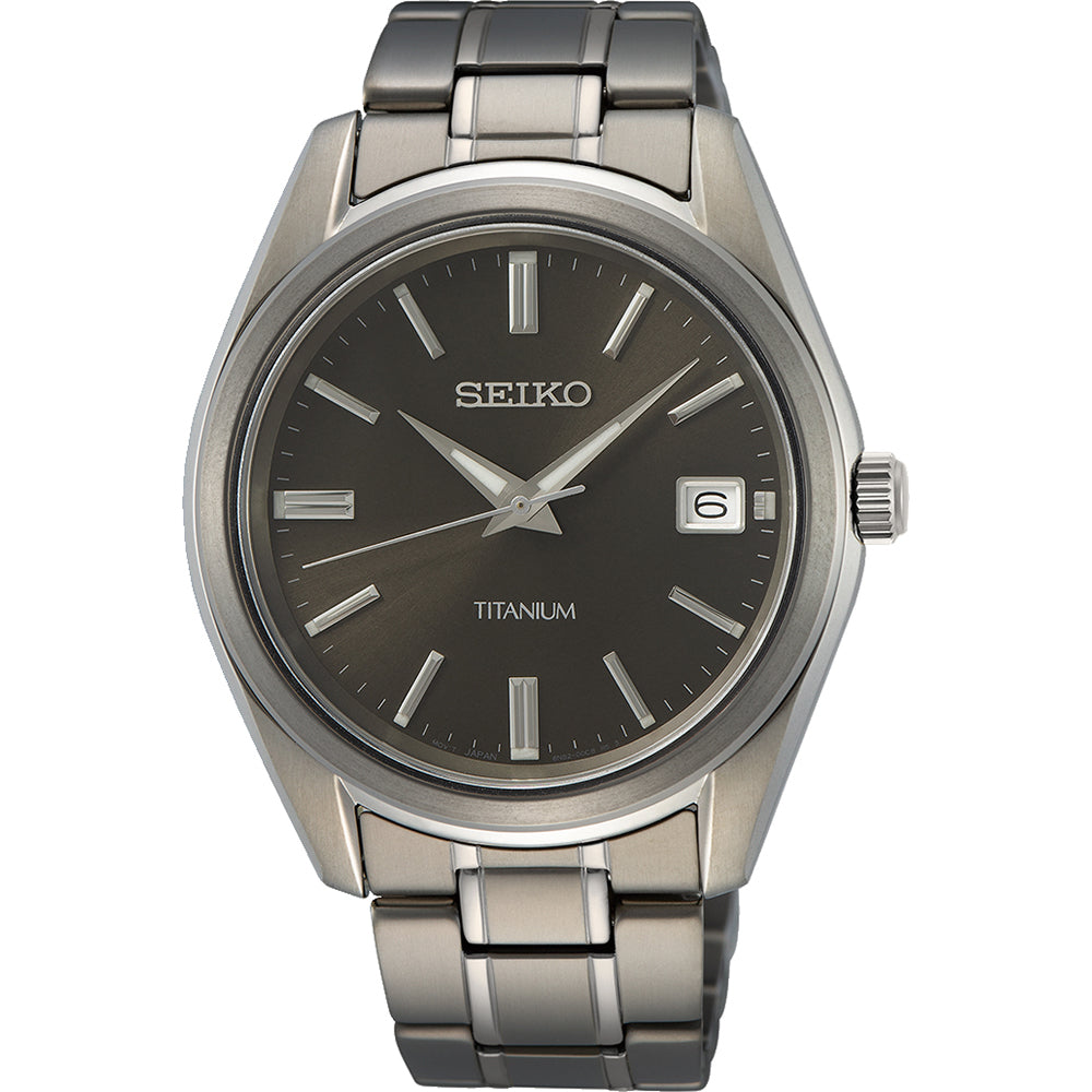 Ontdek het Seiko heren horloge SUR375P1, compleet met een titanium band en metalen armband. De ronde grijze wijzerplaat heeft zilveren uurmarkeringen, wijzers en het Seiko-logo, samen met TITANIUM en een datumvenster op 3 uur.