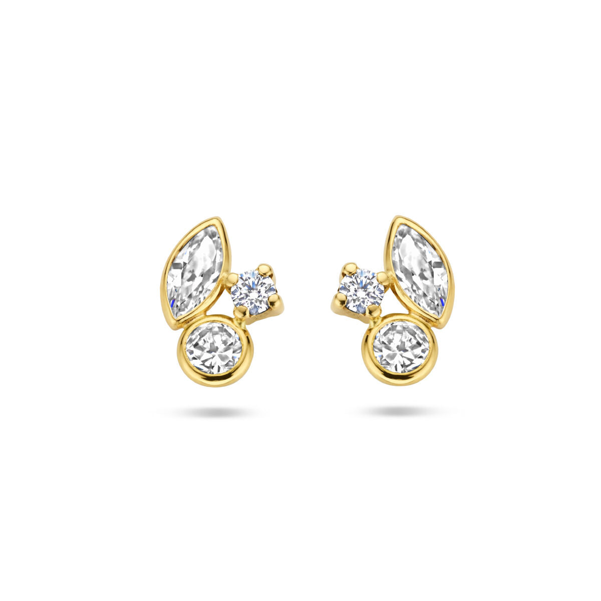 De Van der Kooij Collectie oorknoppen zirkonia 14K geelgoud zijn voorzien van marquise en ronde heldere zirkonia in een geclusterd ontwerp, afgebeeld op een witte achtergrond. Perfecte dames sieraden voor elke gelegenheid.