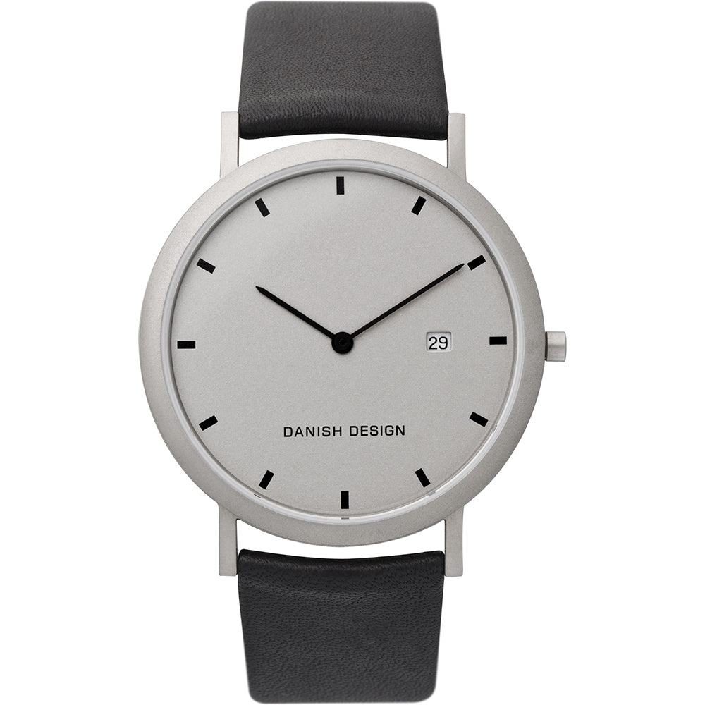 Zilveren horloge met een witte wijzerplaat, zwarte leren band en datumweergave.