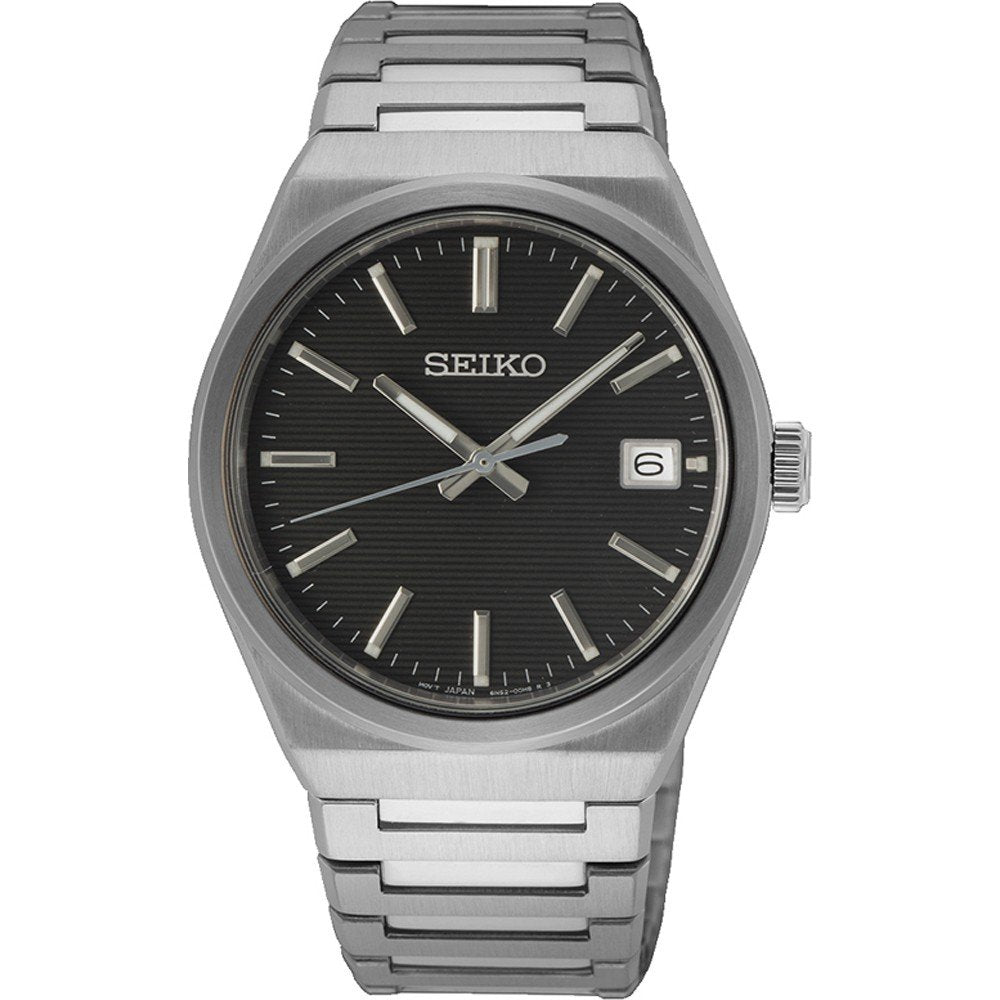 Het Seiko herenhorloge SUR557P1 heeft een zilverkleurig ontwerp met een zwarte gestructureerde wijzerplaat, zilveren uurmarkeringen, duurzaam Saffierglas, 10ATM waterbestendigheid, datumweergave op 3 uur, strakke metalen band en gepolijste lunette voor tijdloze elegantie.