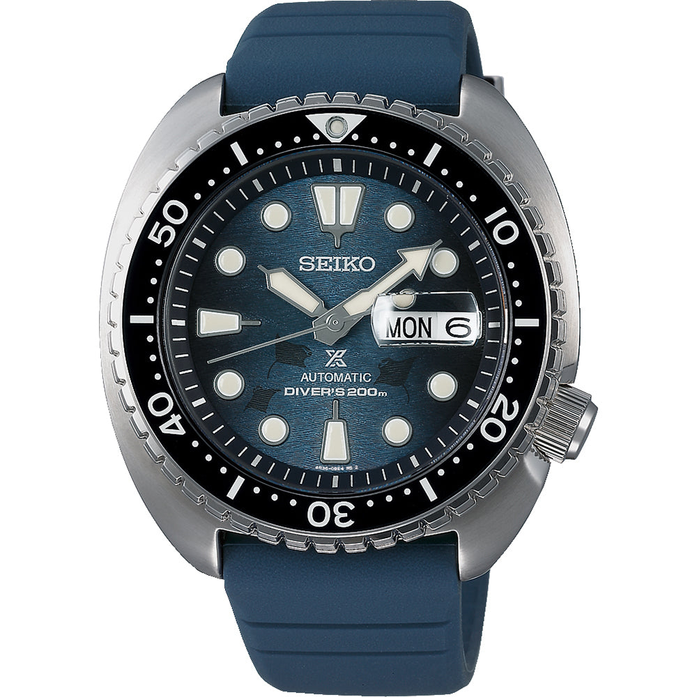 Heren horloge met blauwe wijzerplaat, zilveren kast, zwarte lunette en rubberen band.
