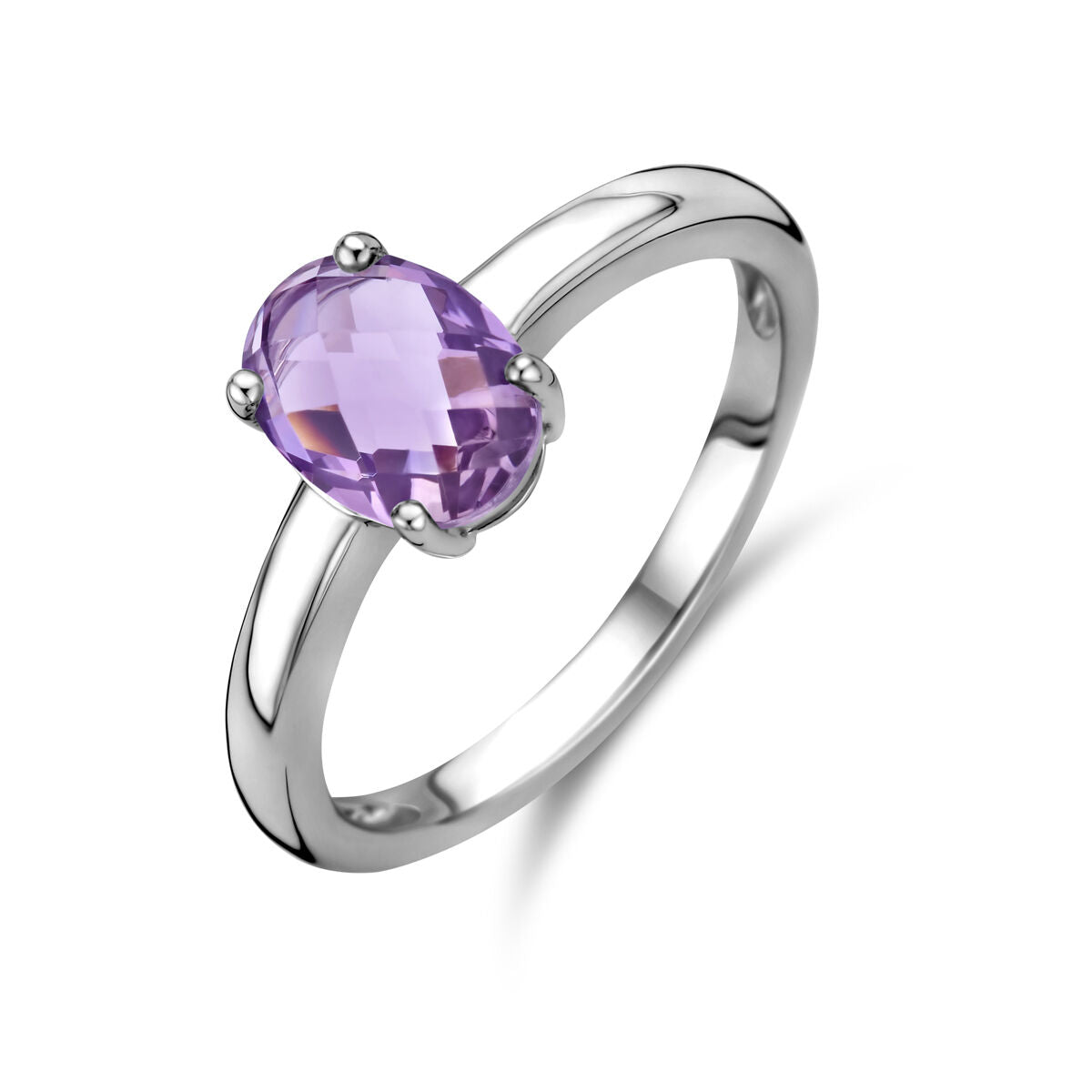 De Van der Kooij Collectie ring amethist zilver gerhodineerd toont een ovaal geslepen, facetgeslepen paarse amethist in een zetting met vier tanden, gepresenteerd op een witte achtergrond.