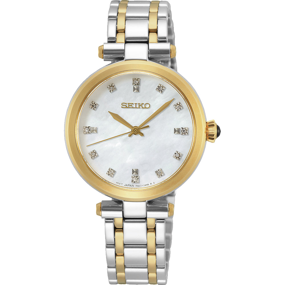 Het Seiko dameshorloge SRZ532P1 heeft een ronde wijzerplaat met een parelmoeren wijzerplaat, gouden uurmarkeringen en diamantachtige accenten. Het beschikt over gouden wijzers, een two-tone metalen band met een gouden bezel die contrasteert met de band en een quartz uurwerk.