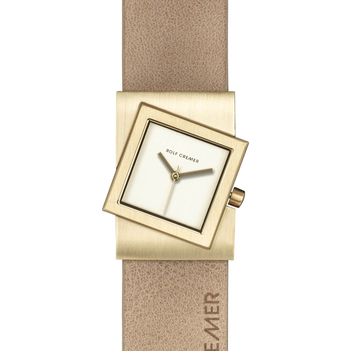 De Rolf Cremer Horloge 507703 Turn-S is een opvallend kwartshorloge met een vierkante wijzerplaat, een gekantelde goudkleurige kast en een beige band. De wijzerplaat belichaamt minimalistisch Deens design, bescheiden wijzers, vage markeringen en toont subtiel het merk Rolf Cremer op zowel de wijzerplaat als de band.
