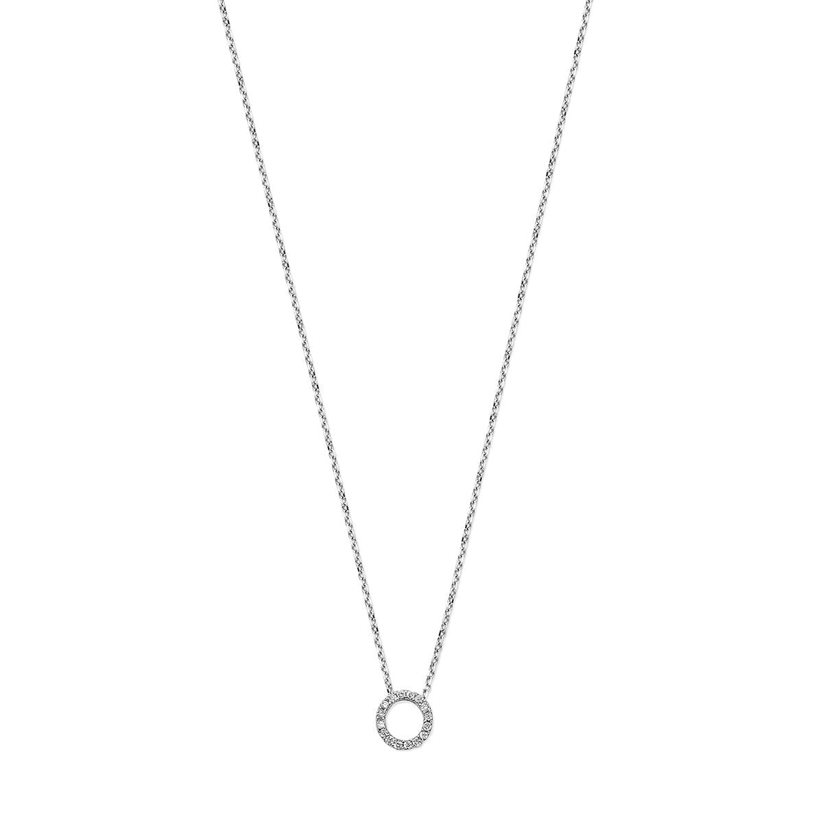 Een 14K witgouden dames ketting uit de Van der Kooij Collectie, met een cirkelvormige hanger bezet met diamanten, gepresenteerd tegen een effen witte achtergrond.