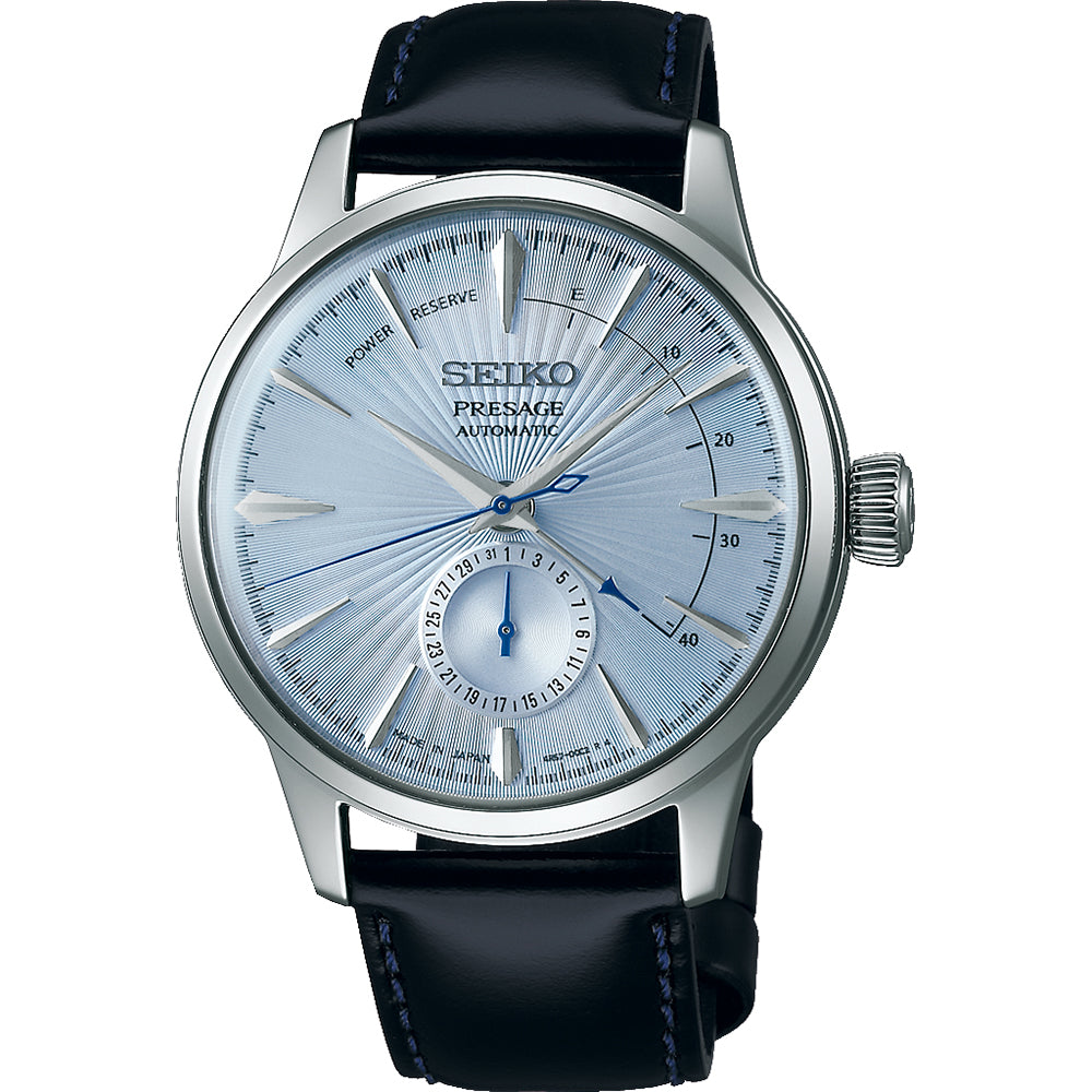 Het Seiko Presage heren horloge SSA343J1 heeft een zilveren kast met een betoverende blauwe wijzerplaat. Het combineert stijl en functionaliteit met een gangreserve-indicator, datum-subdial en elegante blauwe wijzers, aangevuld met een zwarte leren band met blauwe stiksels.