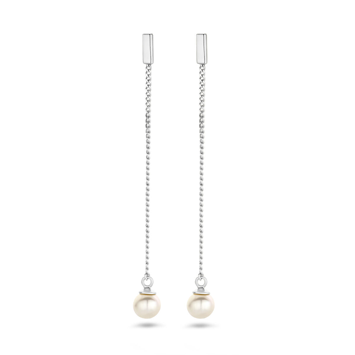 Oorhangers parel zilver gehodineerd van Van der Kooij Collectie, elk met een zoetwaterparel aan het uiteinde, schitterend gebruikt op een witte achtergrond. Tijdloos ontwerp.