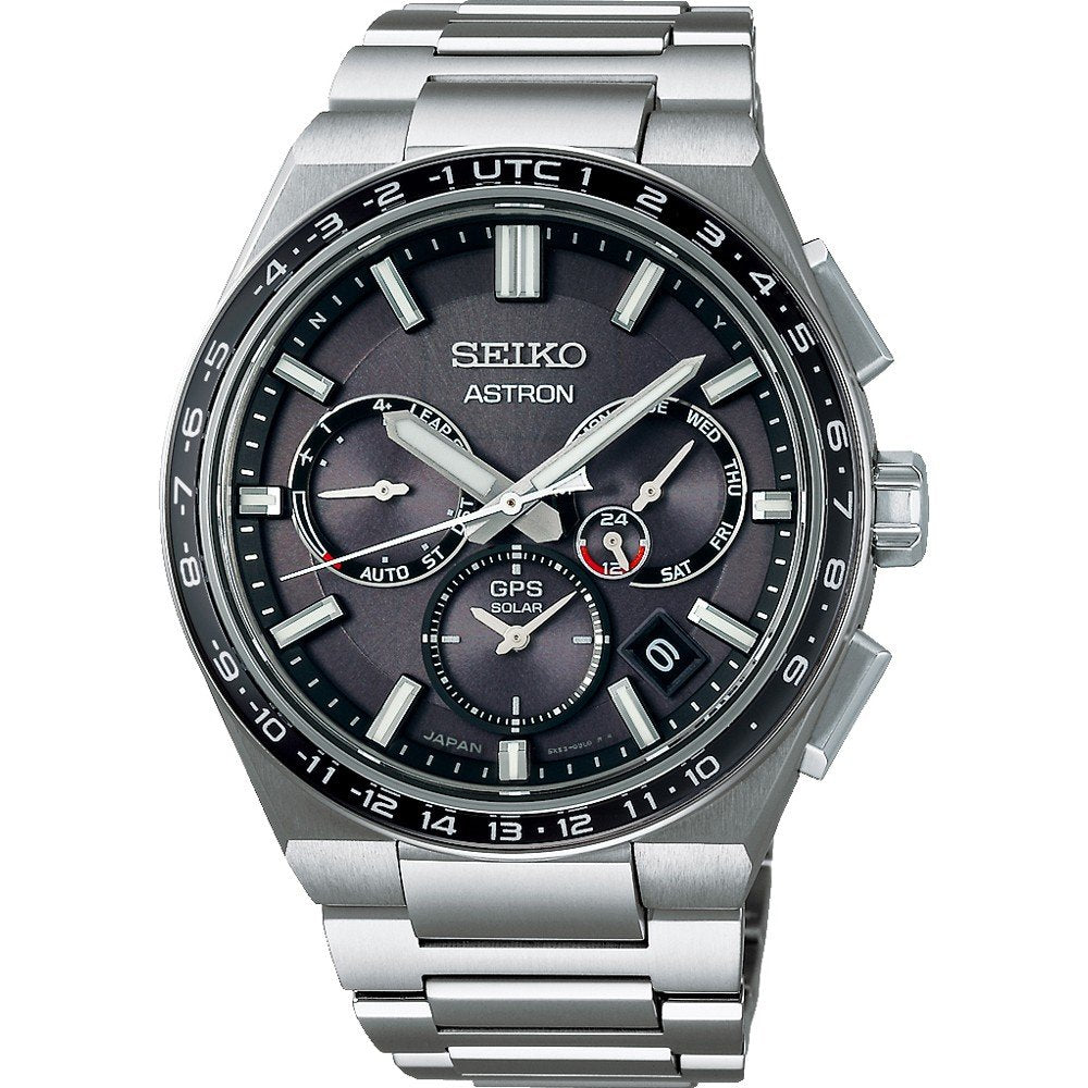 Zilveren heren horloge met zwarte wijzerplaat, chronograaf en GPS-functie.