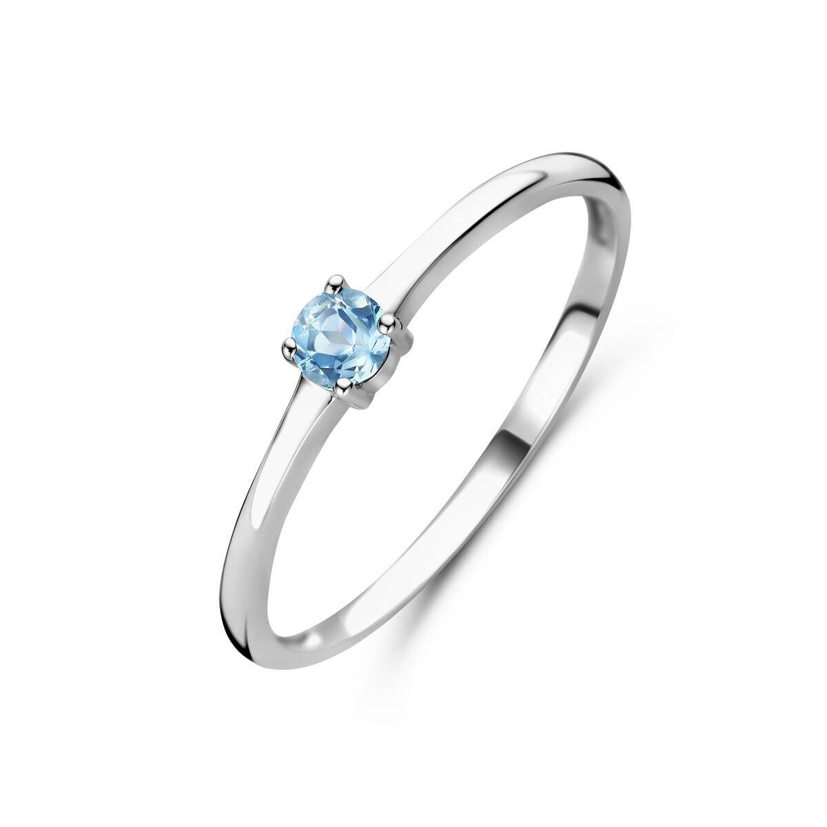 Van der Kooij Collectie ring met geboortesteen: een gerhodineerd 925 zilveren ring met een ronde aquamarijn (maart) in vierpoots zetting, geïllustreerd tegen een witte achtergrond.