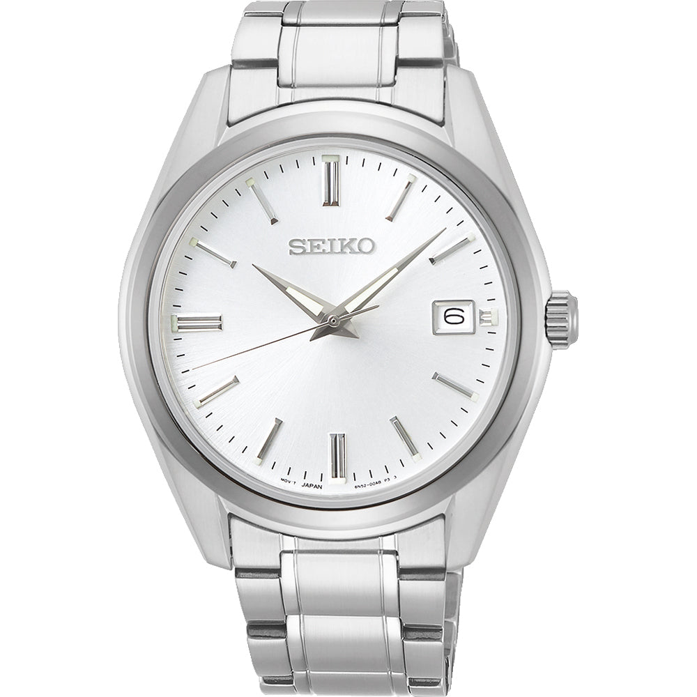 Het Seiko heren horloge SUR307P1 heeft een ronde zilveren wijzerplaat met minimalistische uurmarkeringen, een datumvenster op 3 uur, quartz uurwerk voor precisie en saffierglas voor duurzaamheid. Het heeft een gladde bezel en een metalen schakelband met drie wijzers die de tijd aangeven.