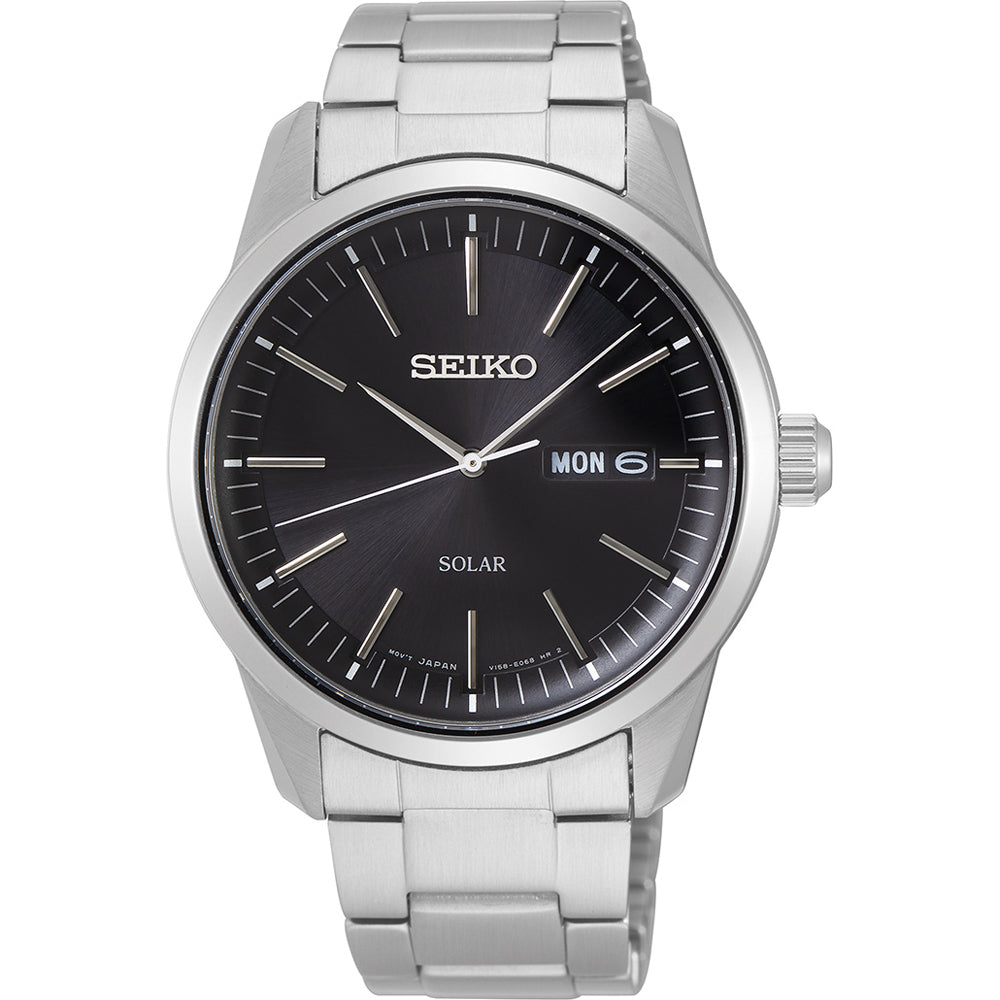 Zilveren heren horloge met zwarte wijzerplaat, datumaanduiding en metalen schakelband.