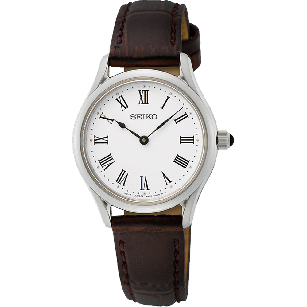 Dames horloge met ronde zilveren kast, witte wijzerplaat en Romeinse cijfers, afgewerkt met een bruine leren band.