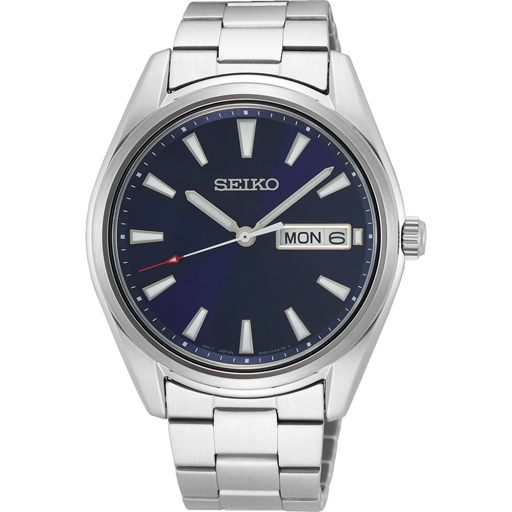 Het Seiko heren horloge SUR341P1 is gemaakt van roestvrij staal, heeft een donkerblauwe wijzerplaat met zilveren markeringen en wijzers, een saffierglas kristal en een dag-datumvenster op 3 uur met de aanduidingen MON en 6. Het merklogo bevindt zich onder de 12 uur positie, wat staat voor robuuste betrouwbaarheid.