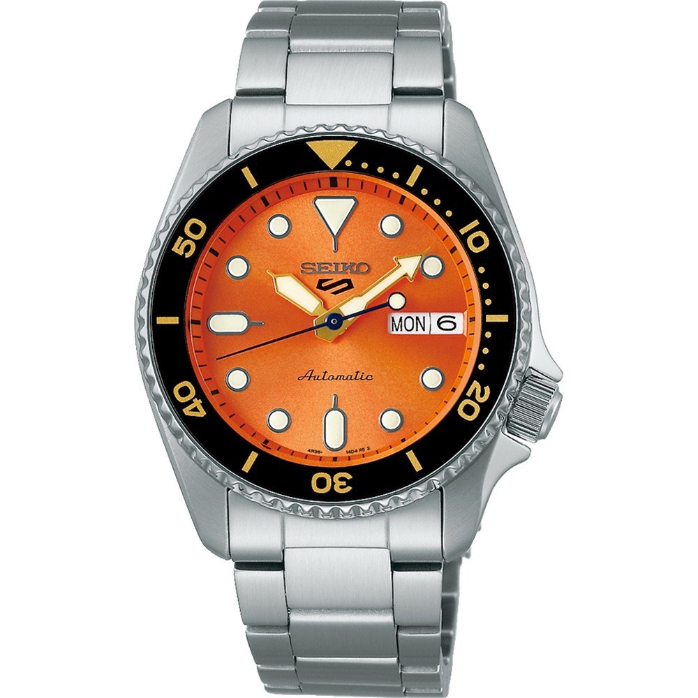 Heren horloge met een oranje wijzerplaat, zilveren stalen band en een zwarte bezel.